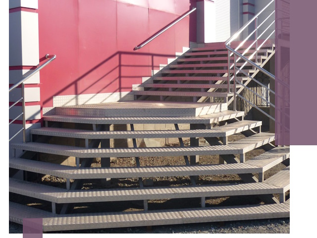 Лестницы для магазина в Кольчугине — изготовление и монтаж