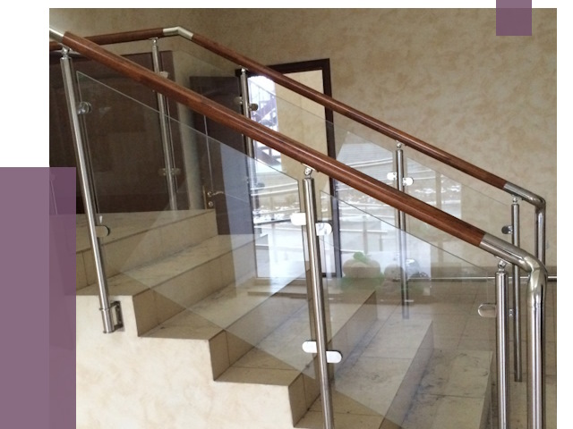 Комбинированные перила из металла и дерева в Кольчугине